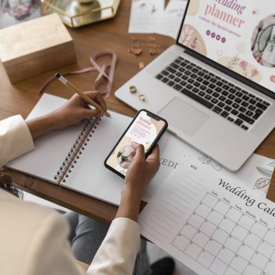 planejador-de-casamento-de-alto-angulo-trabalhando planejador-de-casamento-de-alto-angulo-trabalhando